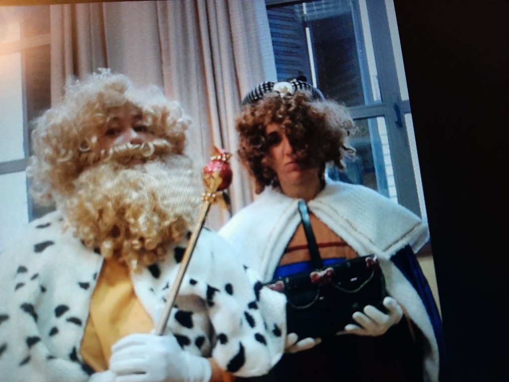 A la derecha, Marta vestida de paje.